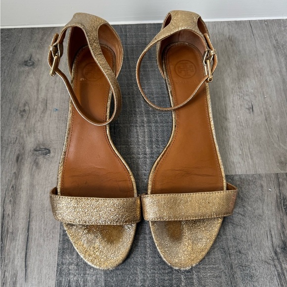 Tory Burch Savannah Wedge Gold Sandal Size 9.5 - Picture 11 of 11